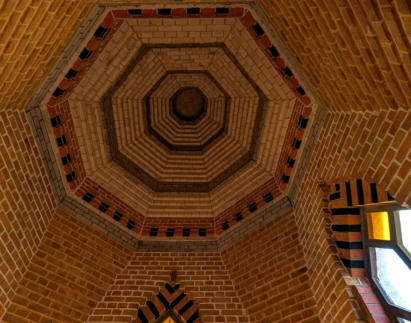 La chapelle des fonts baptismaux: sa voûte octogonale et ses vitraux