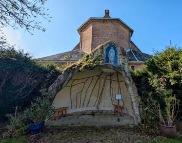 En évocation de la Grotte de Massabielle de Lourdes